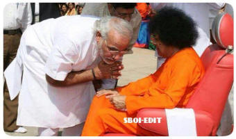 Narendra Modi blessed by Sri Sathya Sai Baba