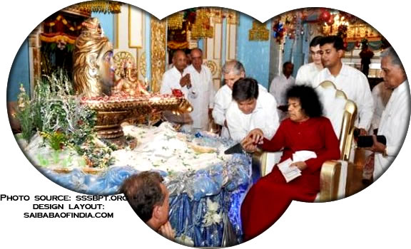 Bhagawan, upon completing the round, cut the special cake done by a special Italian “cake-makers”.