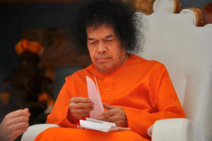 sathya sai baba reading devotees letter - sri-sathya-sai-baba-image-photo-swami-2