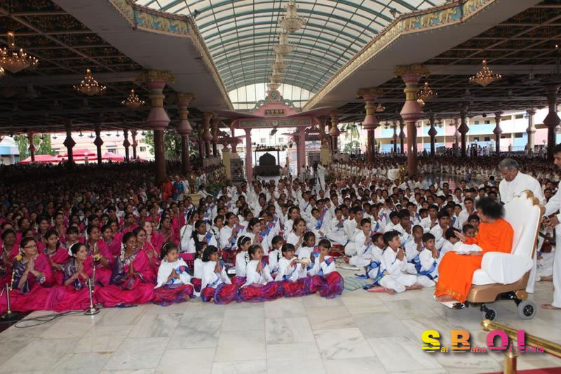 http://www.saibabaofindia.com/aug-oct2010/uk-choir-2010-prasanthi-nilayam-sathya-sai-baba-blessings-children.jpg