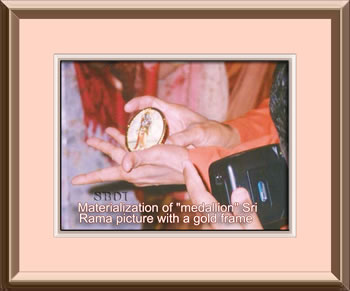 sri sathya sai baba  Materialization of "medallion" Sri Rama picture with a gold frame 