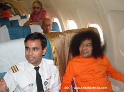 http://www.saibabaofindia.com/images/sai_in_plane_4_small2.jpg